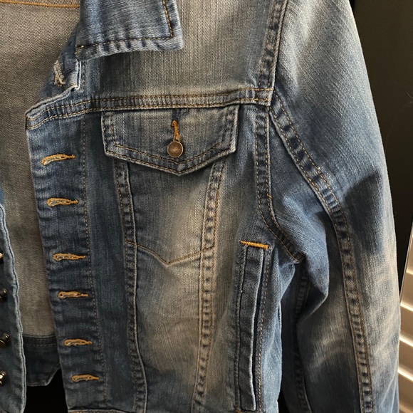 💙SOLD💙CHELSEA & VIOLET Distressed Cropped Jean Jacket - Picture 2 of 11